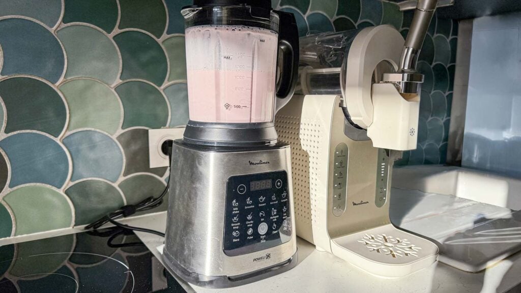 Blender Moulinex utilisé pour mixer la préparation de glace à la fraise avant de la verser dans la Freezi