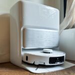Aspirateur robot laveur Mova P70 Pro Ultra installé dans sa station d'accueil automatisée tout-en-un.