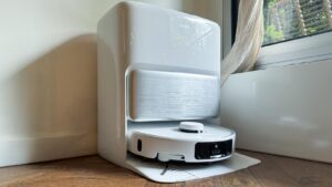 Aspirateur robot laveur Mova P70 Pro Ultra installé dans sa station d'accueil automatisée tout-en-un.