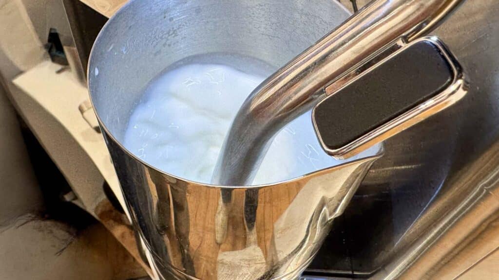 Préparation de mousse de lait avec le système FrothPerfect Ninja Auto Barista Pro