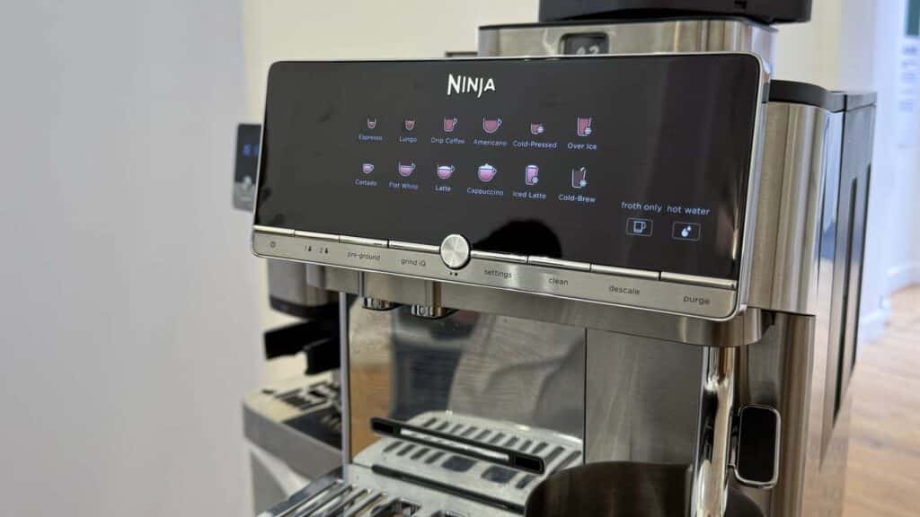 Machine Ninja Auto Barista Pro vue de trois quarts avec panneau de commande et fonction GrindIQ