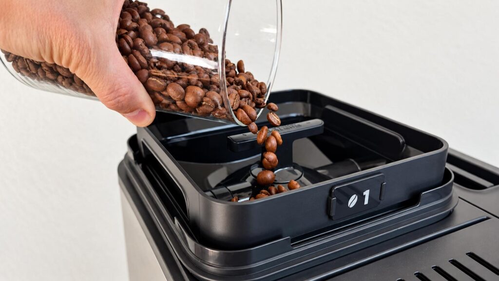 Remplissage du bac à grains de la Ninja Auto Barista Pro