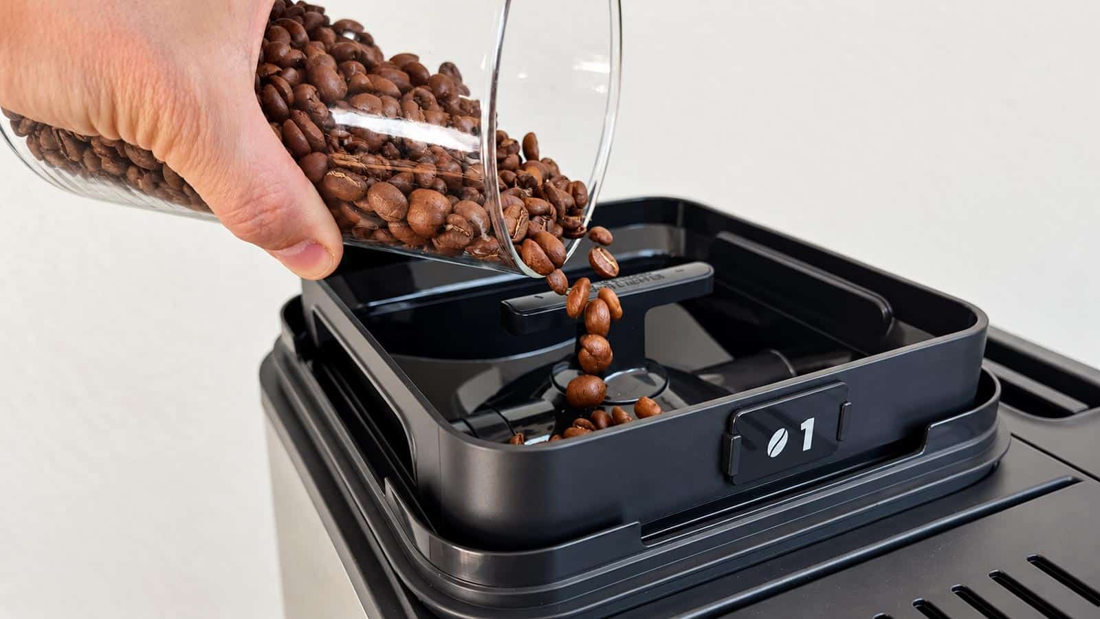 Remplissage du bac à grains de la Ninja Auto Barista Pro