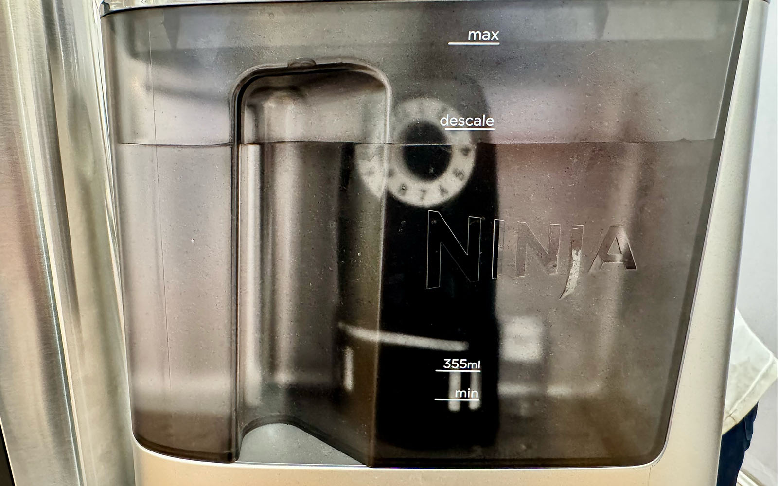 Le réservoir à haut plus petit de la NInja Luxe Café Mini © Labo Maison