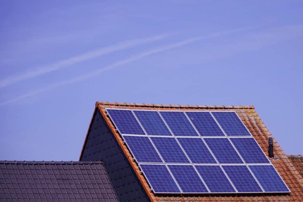 Des panneaux solaires sur le toit d'une maison pour l'autoconsommation solaire