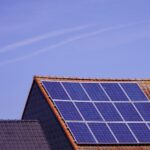 Des panneaux solaires sur le toit d'une maison pour l'autoconsommation solaire