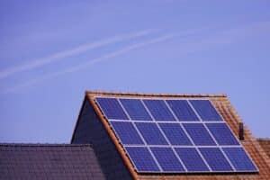 Des panneaux solaires sur le toit d'une maison pour l'autoconsommation solaire