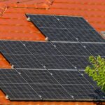 Panneaux solaires sur le toit d'une maison