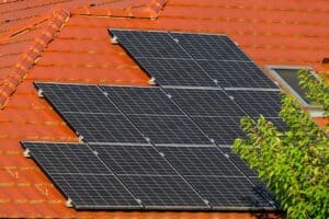 Panneaux solaires sur le toit d'une maison