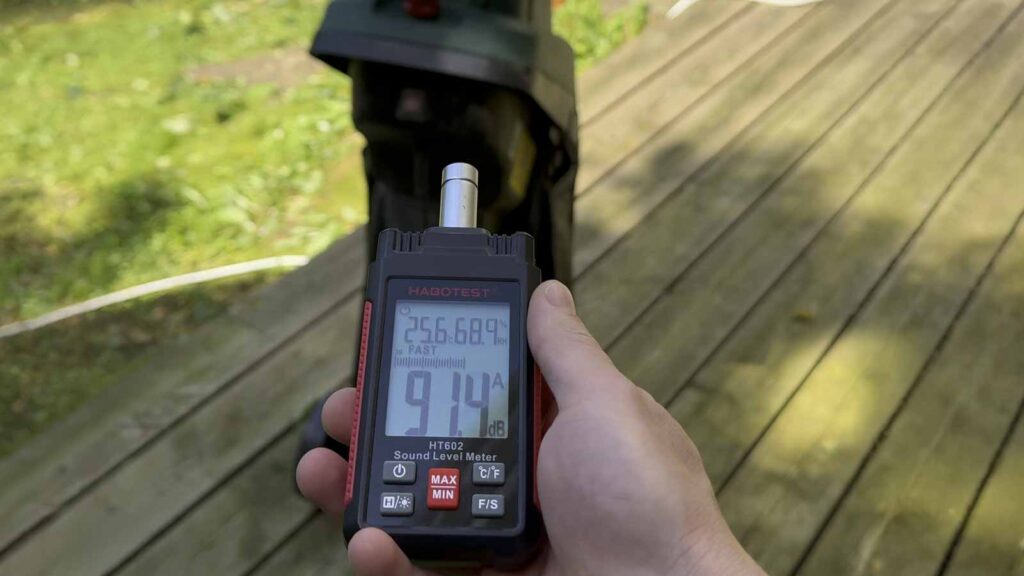 Mesure du niveau de bruit en décibels du broyeur de végétaux Parkside avec un sonomètre.