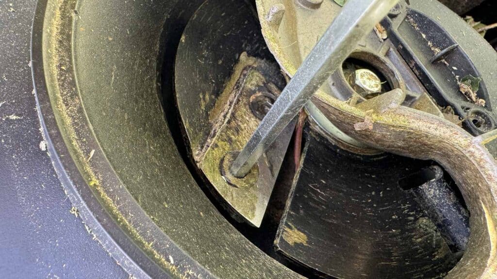 Démontage d'une lame sur le plateau de coupe du broyeur électrique Parkside à l'aide d'une clé.