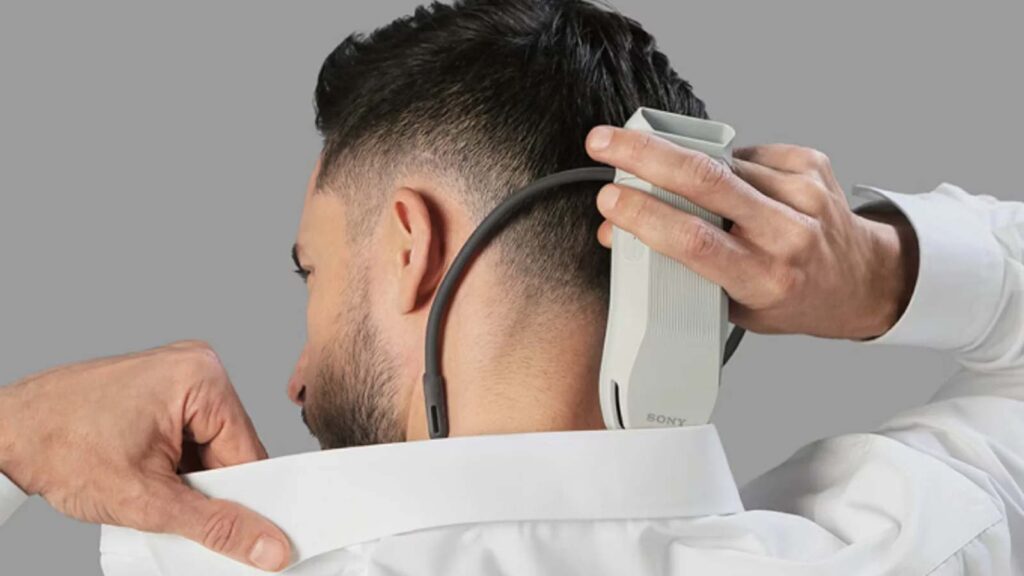 Homme plaçant le mini climatiseur portable Sony Reon Pocket Pro Plus sur sa nuque pour se rafraîchir.