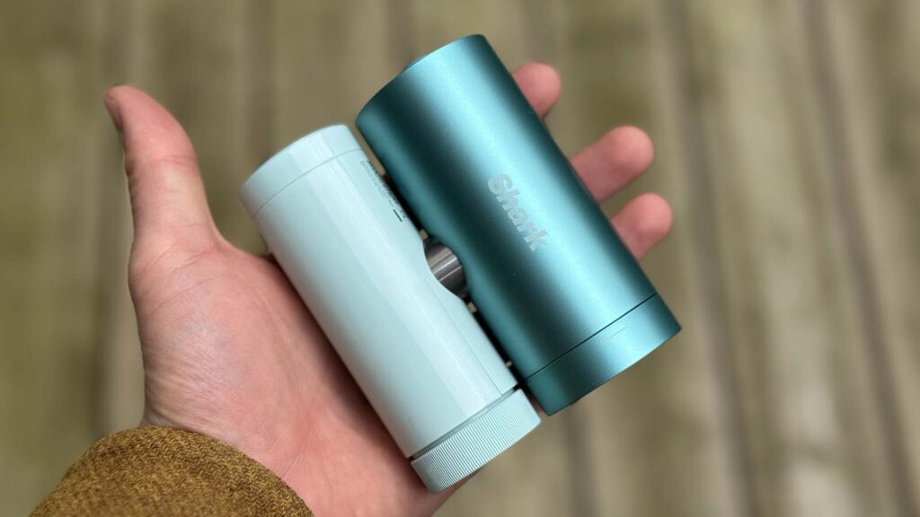 Shark ChillPill tenu dans une main pour illustrer son format compact
