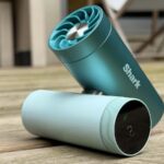Ventilateur portable Shark ChillPill posé sur son support