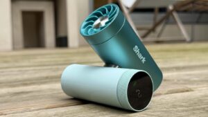 Ventilateur portable Shark ChillPill posé sur son support