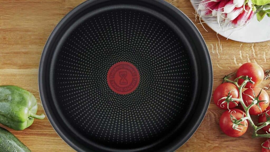 Zoom sur le revêtement intérieur antiadhésif Titanium d'une poêle Tefal Ingenio Emotion en acier inoxydable.