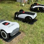 Robots tondeuses Anthbot Genie 800, Ecovacs Goat O600 RTK et O1200 LiDAR Pro alignés côte à côte lors de nos tests au labo