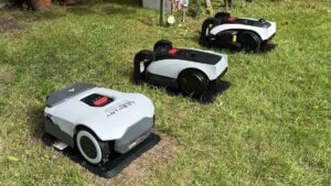 Robots tondeuses Anthbot Genie 800, Ecovacs Goat O600 RTK et O1200 LiDAR Pro alignés côte à côte lors de nos tests au labo