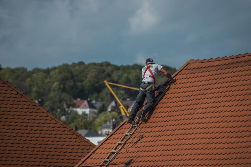 Remplacer les tuiles d'une maison par des tuiles solaires permet de produire de l'énergie verte