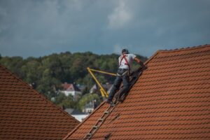 Remplacer les tuiles d'une maison par des tuiles solaires permet de produire de l'énergie verte