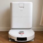 Le Xiaomi Robot Vacuum H50 Pro dans sa station multifonction.