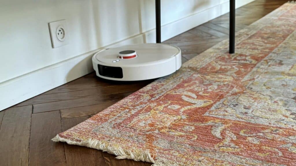 Le Xiaomi Robot Vacuum H50 Pro aspire et lave le long d’un mur.