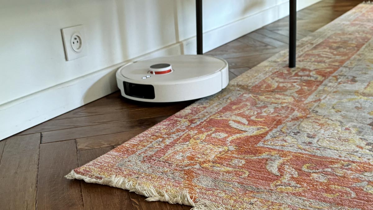 Le Xiaomi Robot Vacuum H50 Pro aspire et lave le long d’un mur.