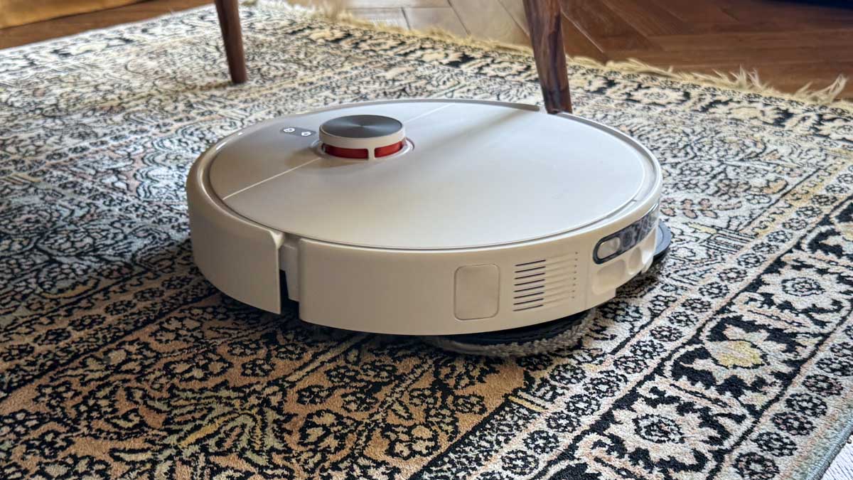 Le Xiaomi Robot Vacuum H50 Pro nettoie un tapis à poils courts