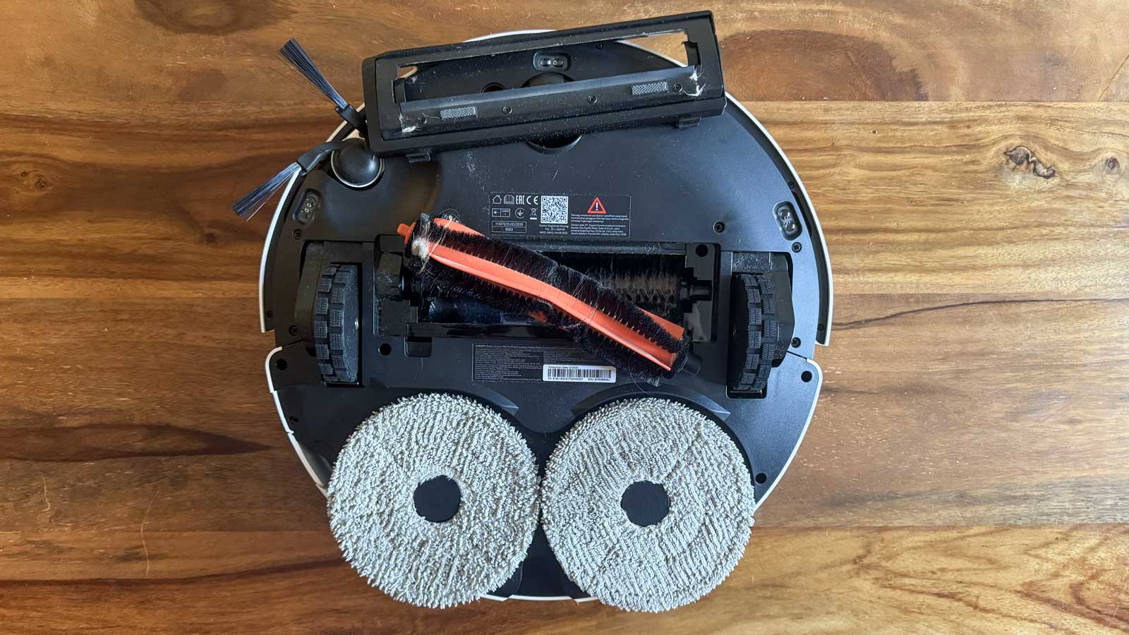 Brosse du Xiaomi Robot Vacuum H50 Pro démontée avec des poils enroulés autour.