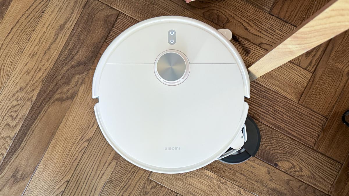 Le Xiaomi Robot Vacuum H50 Pro déporte sa serpillère et étend sa balayette pour nettoyer les bords.