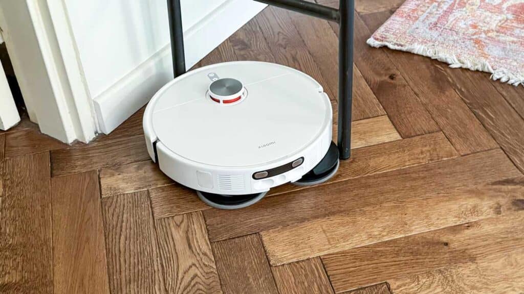 Le Xiaomi Robot Vacuum H50 Pro contourne un pied de banc pendant sa navigation.
