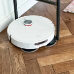 Le Xiaomi Robot Vacuum H50 Pro contourne un pied de banc pendant sa navigation.
