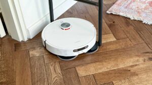 Le Xiaomi Robot Vacuum H50 Pro contourne un pied de banc pendant sa navigation.