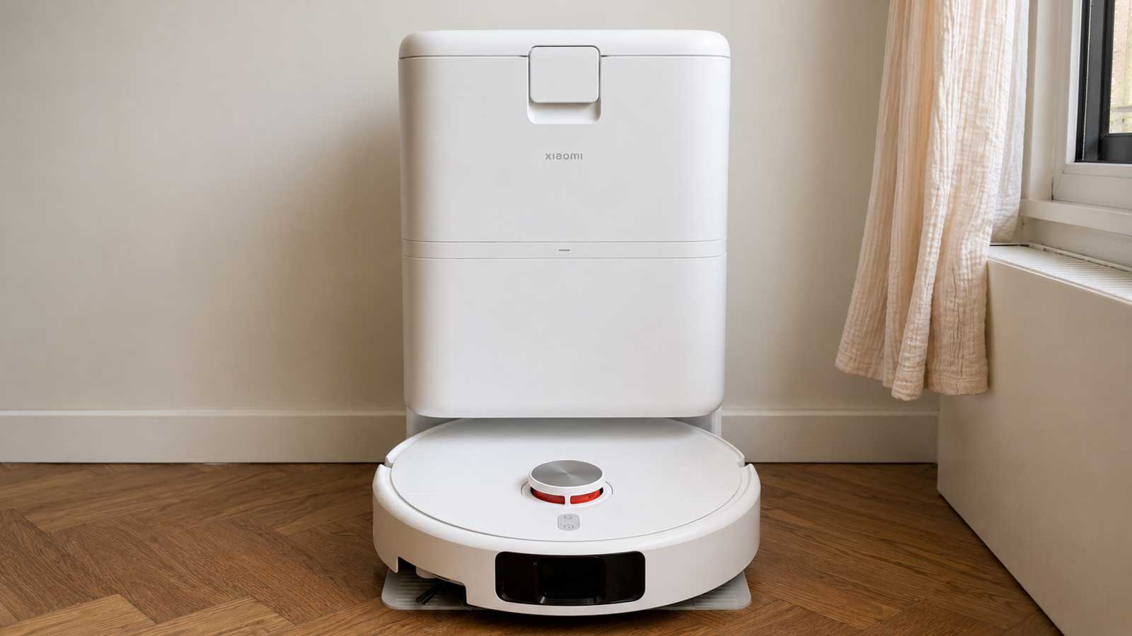 Le Xiaomi Robot Vacuum H50 Pro dans sa station multifonction.