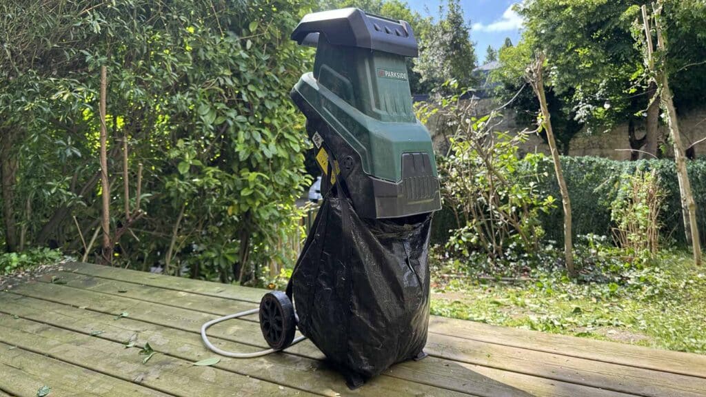 Broyeur de végétaux électrique Parkside PEMH 2400 C4 en plein test dans le jardin.