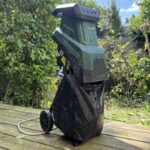 Broyeur de végétaux électrique Parkside PEMH 2400 C4 en plein test dans le jardin.