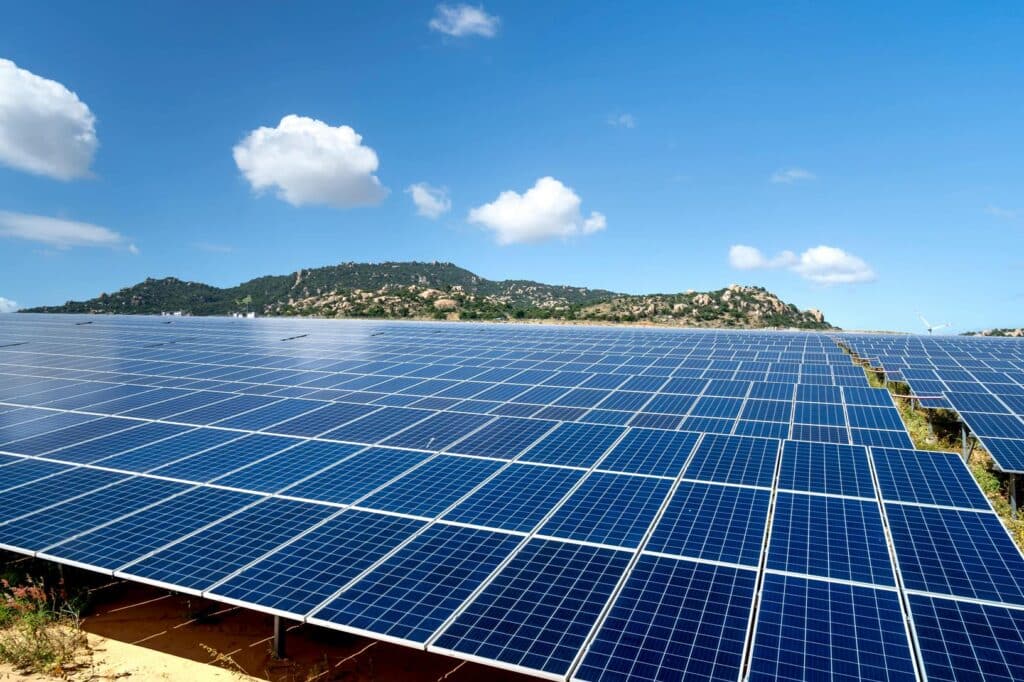 Photo montrant un champ de panneaux solaires