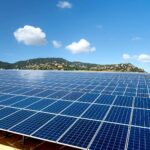 Photo montrant un champ de panneaux solaires