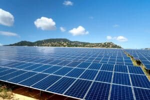 Photo montrant un champ de panneaux solaires