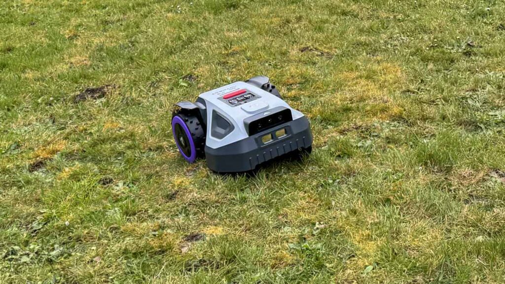 Robot tondeuse Anthbot M9 sur une pelouse avec navigation RTK sans câble