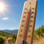 Thermomètre extérieur affichant une forte chaleur en plein soleil