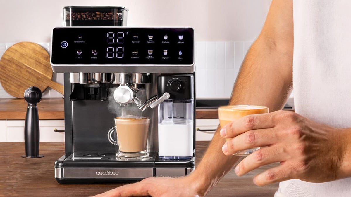 Cecotec Power Espresso 20 Barista Grind & Latte préparant une boisson lactée