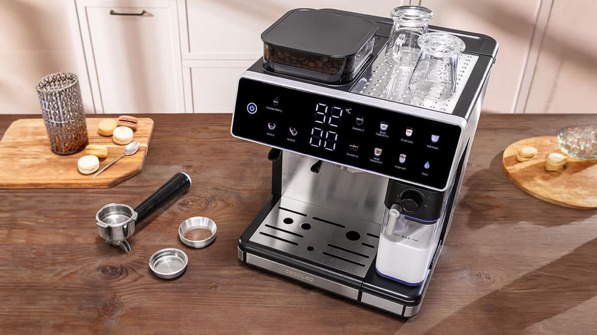 Carafe à lait de la Cecotec Power Espresso 20 Barista Grind & Latte