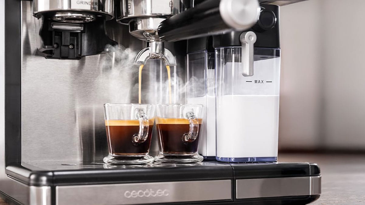 Cecotec Power Espresso 20 Barista Grind & Latte préparant deux cafés en même temps