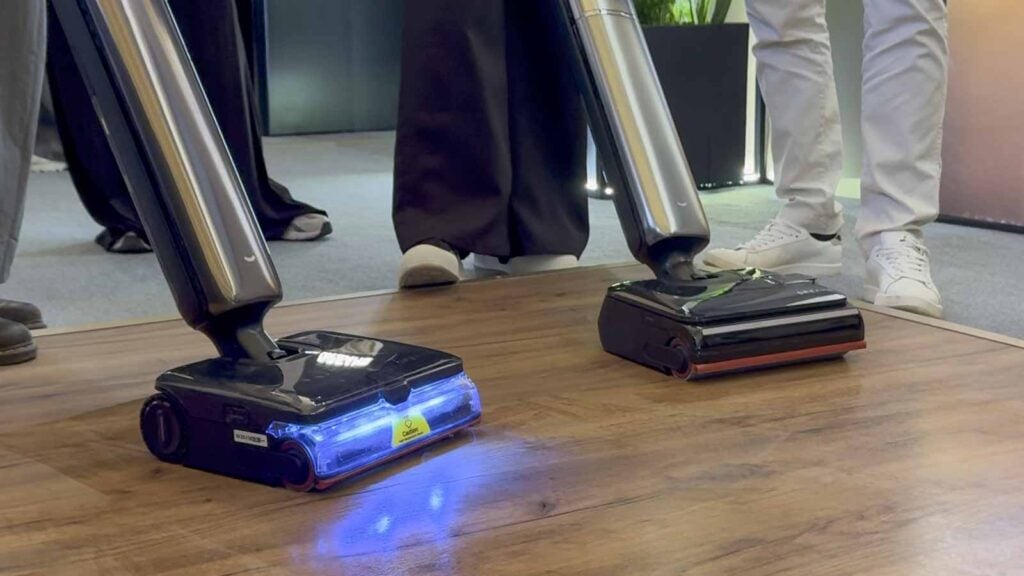 Démonstration en direct de deux aspirateurs-laveurs de la gamme Dreame T-Series nettoyant un parquet lors du lancement officiel.