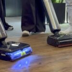 Démonstration en direct de deux aspirateurs-laveurs de la gamme Dreame T-Series nettoyant un parquet lors du lancement officiel.