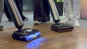 Démonstration en direct de deux aspirateurs-laveurs de la gamme Dreame T-Series nettoyant un parquet lors du lancement officiel.