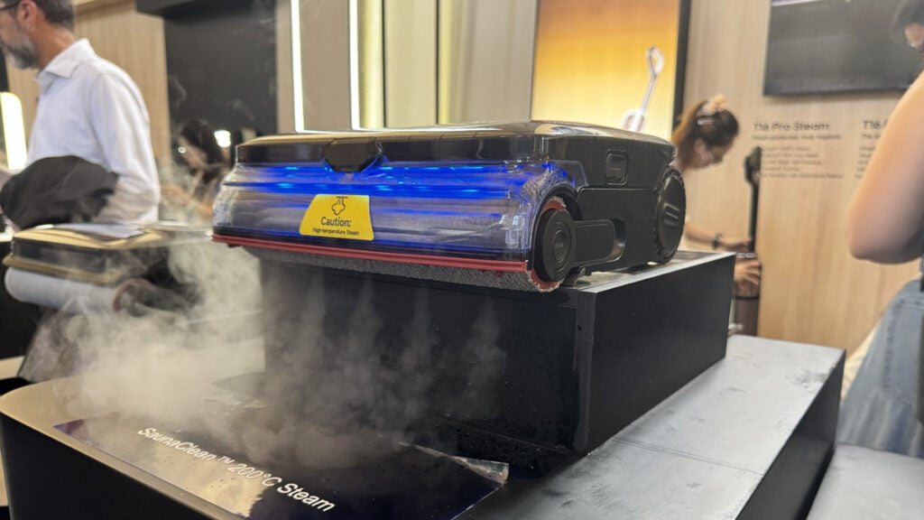 La brosse du nouvel aspirateur-laveur Dreame T16 Pro Steam générant un puissant jet de vapeur à 200°C pour désinfecter les sols et la serpillère.