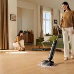 Personne lavant un salon avec le Dreame T12 Pro