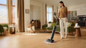 Personne lavant un salon avec le Dreame T12 Pro